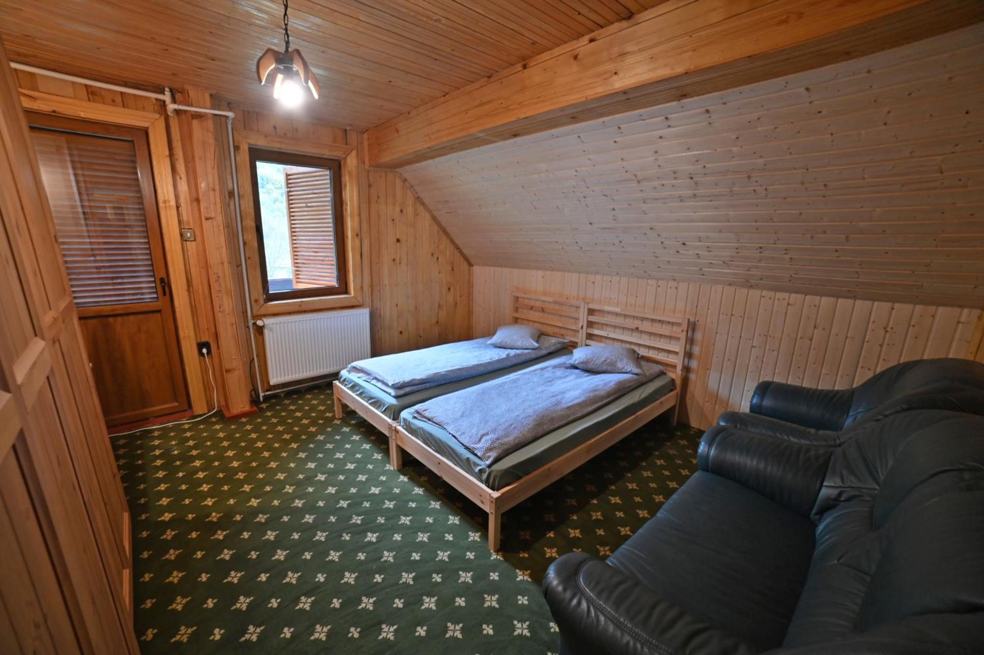 Casa De Vacanta Satic Piatra Craiului La Doi Viermi Luaran gambar